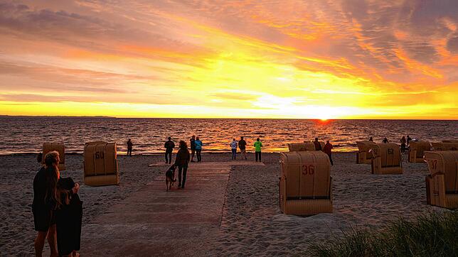 Noch einmal einen Sonnenuntergang über dem Meer erleben &ndash; wie hier am Timmendorfer Strand. Die letzten Wünsche von Todkranken sind ...