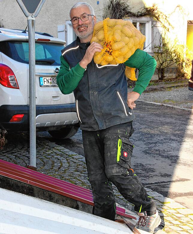 Auf der Schulter trägt Norbert Hübschle die Kartoffeln in den Keller des Gasthofs Restaurants Rebstock in Stetten.