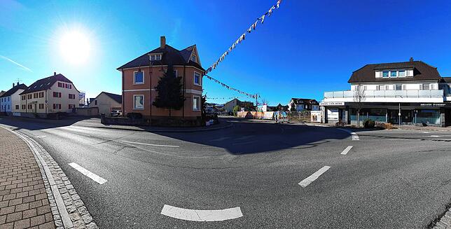 Kreuzung der B31-alt (links und rechts) mit der B34 (Mitte hinten) in Ludwigshafen.