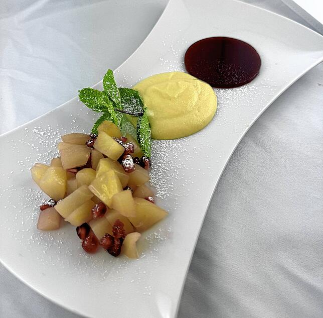 Veganer Nachtisch: Pochiertes Birnenragout mit Marzipancreme.