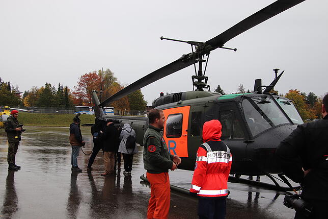 Der SAR-Rettungshubschrauber der Bundeswehr. Er fliegt einen Verletzten-Darsteller nach Friedrichshafen.