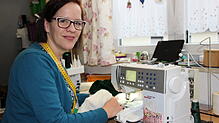 Nadine Lehn aus Mühlingen-Zoznegg schneidert seit 2014 für das Stockacher Narrengericht. Das Bild zeigt sie in ihrem Schneiderzimmer zu ...