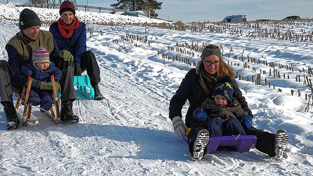 Bild : Sonne und Schnee locken Kinder und Eltern in Aichen auf den Rodelschlitten