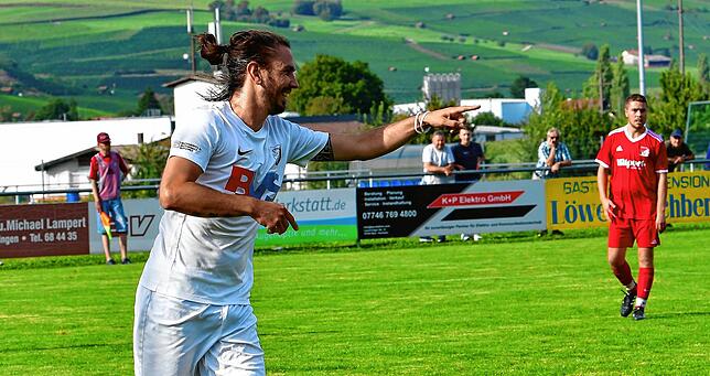 Julian Göbel jubelt: Wie beim 3:0 im vergangenen Jahr auf eigenem Platz, will der noch unbesiegte FC Erzingen nun auch auf dem ...