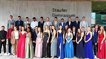 Bestanden! Alle 35 junge Frauen und Männer des Jahrgangs 2022 verlassen das Pfullendorfer Staufer-Gymnasium mit dem Abitur in der Tasche.