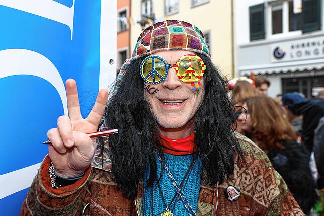 Bild 7: Schmotziger Dunschtig 2024: Mäschgerle aller Generationen feiern auf der Marktstätte