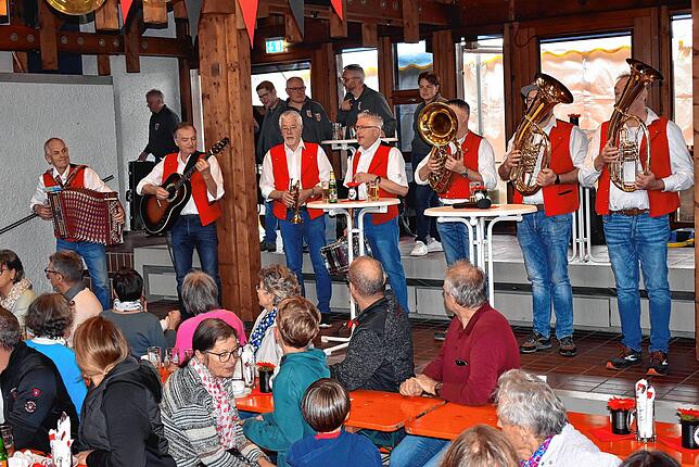 Zur Premiere präsentierten die Polka Punks ein eigenes Lied nach der Melodie von „Schützenliesel“, getextet von Hansjörg Dörflinger und ...