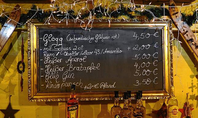 Die Preisliste an der Winterbar am Kaiserbrunnen.