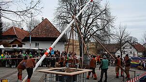 Statt Narrenbaum steht auf dem Le Castellet Platz ein närrisches Windrad.