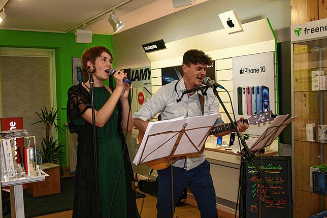 Die Sängerin Severine Zalaya und Singer-Songwriter Ben Meech präsentierten einen Mix aus bekannten Liedern und eigenen Songs und ...
