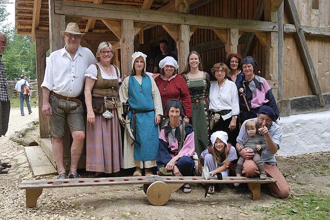 Die Gesangsgruppe Ohrenschmalz schleppte sogar ihr langes Brett für die Trinkhörner mit sich herum.