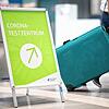 Dieses Schild am Flughafen Stuttgart verweist auf das Corona-Testzentrum und zeigt: Urlaub ist in diesem Herbst mit Risiken behaftet.