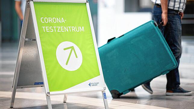 Dieses Schild am Flughafen Stuttgart verweist auf das Corona-Testzentrum und zeigt: Urlaub ist in diesem Herbst mit Risiken behaftet.