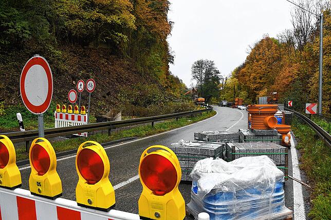 So sieht die Baustelle von Süden her aus: schöner Herbstwald, aber keine Durchfahrt.