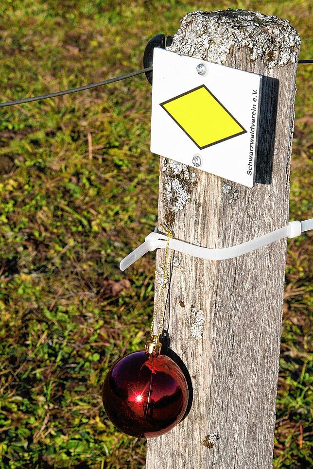 Der Weihnachtsweg ist mit roten Kugeln markiert.