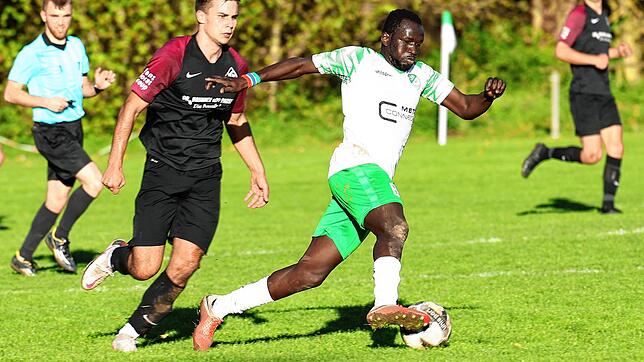 Tom Rommler vom FC Neustadt (links) musste sich am Wochenende Alieu Sarr und der DJK Donaueschingen geschlagen geben.