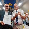 Oberbürgermeister Bernd Häusler überreicht Stephan Glunk die Bürgermedaille der Stadt Singen (von links).
