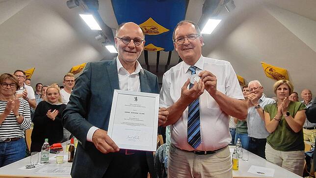 Oberbürgermeister Bernd Häusler überreicht Stephan Glunk die Bürgermedaille der Stadt Singen (von links).