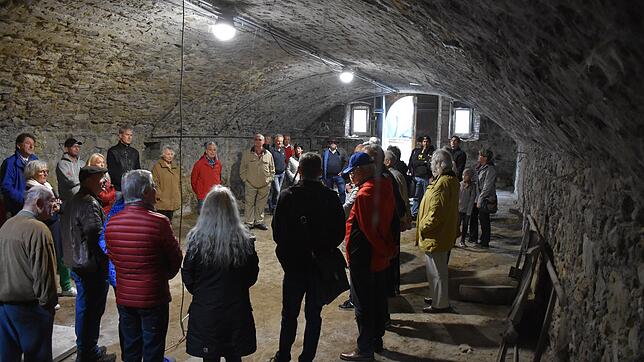 Der Rundgang mit rund 40 Interessierten durch die Rathausbaustelle begann im Gewölbekeller. Die Grundmauern und der Originalboden waren ...