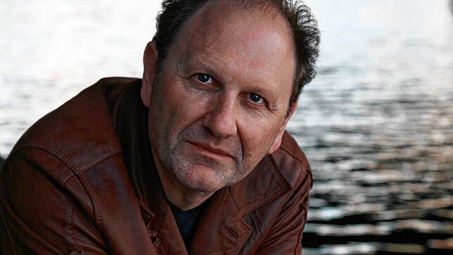 Der Filmemacher Douglas Wolfsperger stammt aus Konstanz. Bekannt ist er für seine unabhängigen, oft kontroversen Projekte.