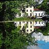 So einen Ausblick gibt es mit dem Auto nicht. Wenn sich Gebäude im Donauwasser spiegeln, wie hier bei Scheer, dann ist das Idylle pur. ...