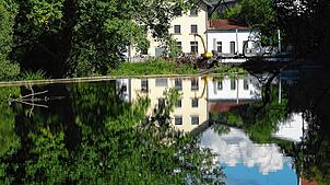 So einen Ausblick gibt es mit dem Auto nicht. Wenn sich Gebäude im Donauwasser spiegeln, wie hier bei Scheer, dann ist das Idylle pur. ...