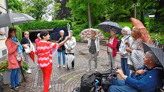 Stadtführerin Manuela Eder stellte auf der Stadtführung Rheinfelder Frauenspuren sieben bedeutende Frauen vor, die in Rheinfelden ...