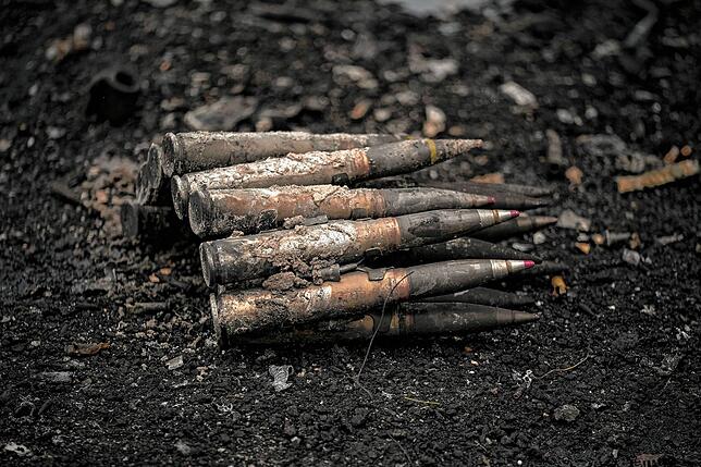 Großkalibrige Munition liegt auf dem Boden neben einem zerstörten russischen Panzer in Irpin, am Stadtrand von Kiew.