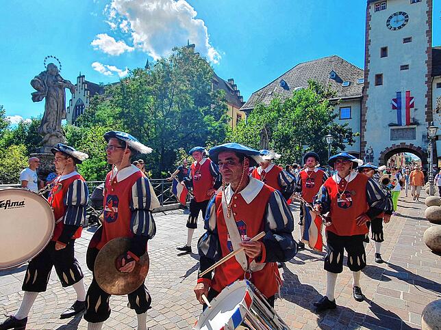 Der Spielmannszug der Feuerwehr Waldshut beim großen Chilbi-Festumzug.