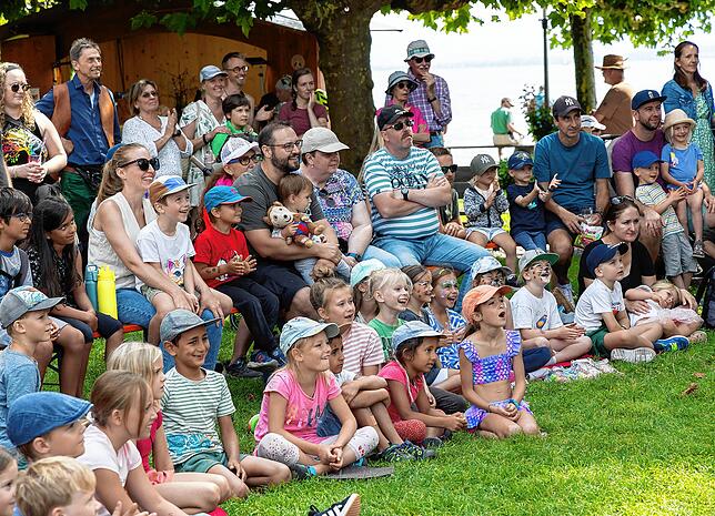 Das liebenswerte Clown-Duo verzaubert beim Familientag Jung und Alt und sorgt für viele fröhliche Gesichter im Publikum.