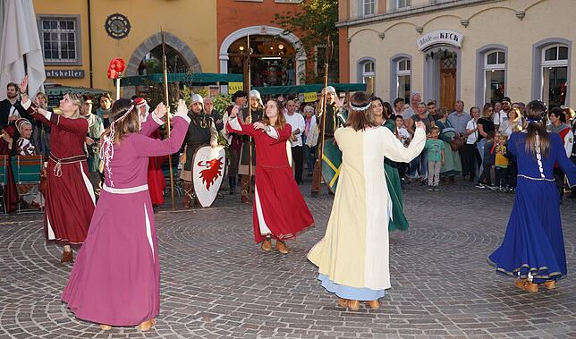 Viel Applaus bekommen die Damen der Tanzgruppe für ihre Aufführungen. Auch auf dem Marktplatz sind die Zuschauer begeistert.