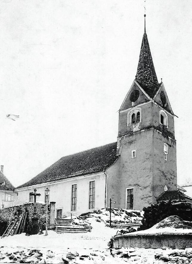 Die alte Pfarrkirche „Unserer Lieben Frau“ und davor der Kirchhof und der darunter liegende alte Friedhof mit dem ...
