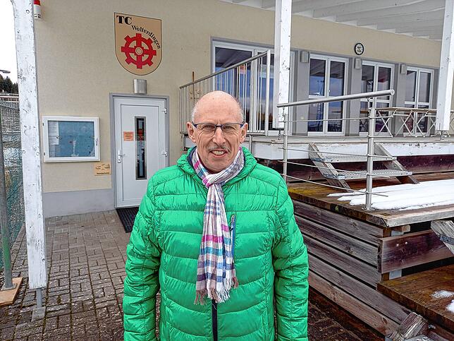 Lothar Schropp, Vorsitzender des TC Wolterdingen, vor dem Clubheim, das nun auch an Nichtmitglieder vermietet wird.