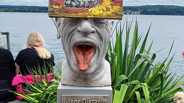 Mehr Diktatur wagen: Fragwürdige Kunst auf dem Überlinger Töpfermarkt.