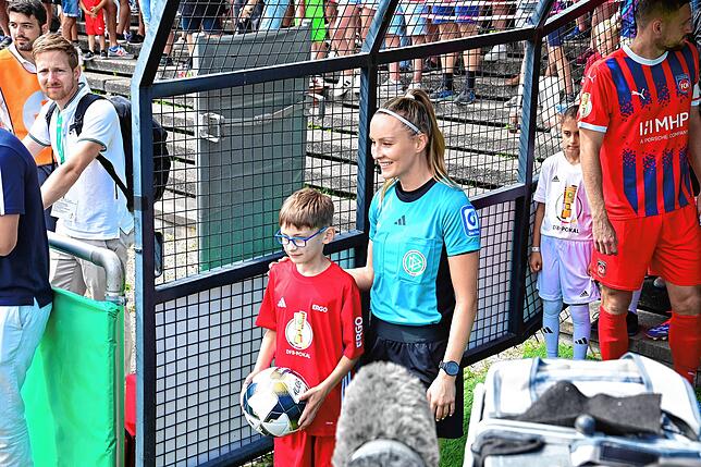 Bild 19: Pokalspiel  gegen Heidenheim: Fans feiern FC 08 Villingen trotz Niederlage
