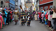 Als letzte Gruppe des großen Umzuges beim Narrentag des Viererbundes führten diese beiden Hänsele die Gruppe der Gastgeber an.