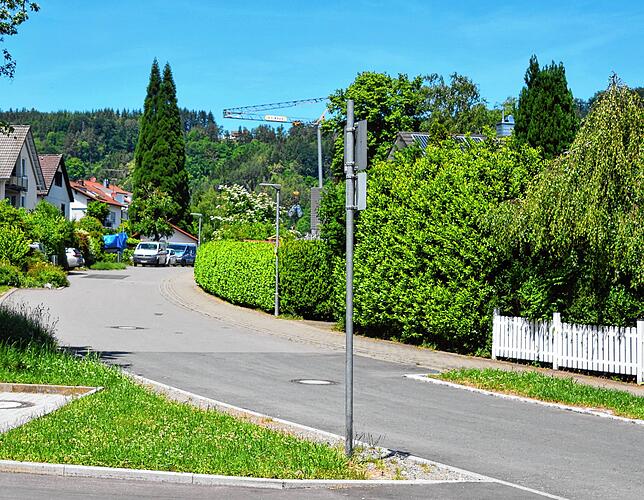 Ab hier in der Talstraße beginnt im Oktober der Kanalausbau. Der dunkle Asphalt vorne zeigt, wo die Grube war, in der die ...
