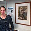 Schulleiterin Claudia Himmelsbach hat Hans Thomas Selbstporträt einen Ehrenplatz in der Vitrine im Eingangsbereich gegeben. Bild: Boris ...