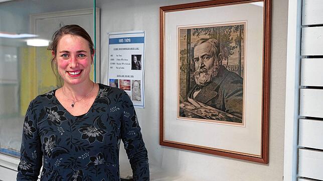 Schulleiterin Claudia Himmelsbach hat Hans Thomas Selbstporträt einen Ehrenplatz in der Vitrine im Eingangsbereich gegeben. Bild: Boris ...