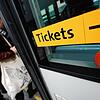Ein Aufkleber auf dem Bus: Ukraine-Flüchtlinge im Landkreis Waldshut müssen Bus- und Bahntickets seit dem 1. Mai bezahlen. Die ...