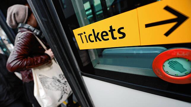 Ein Aufkleber auf dem Bus: Ukraine-Flüchtlinge im Landkreis Waldshut müssen Bus- und Bahntickets seit dem 1. Mai bezahlen. Die ...