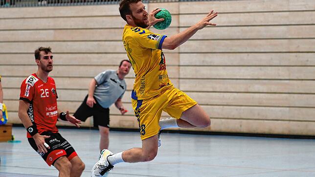 Da schaut sogar der Schiedsrichter gerne ganz genau hin: Gregor Thomann beim Testspiel der HSG Konstanz gegen Pfadi Winterthur.