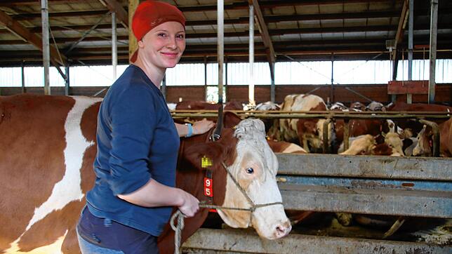 Astrid Walter ist Landwirtin und Herdenmanagerin. Ein Teil der Tiere hat von ihr Namen bekommen, wie beispielsweise Kuh Heike.