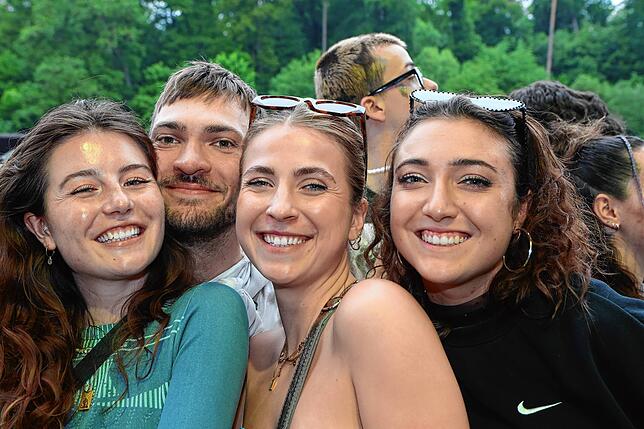 Bild 9: Strahlende Festival-Fans! Am ersten Nachmittag steigt die Stimmung