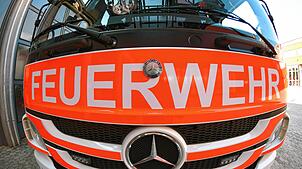 Ein Einsatzfahrzeug der Feuerwehr. (Symbolbild) In Lörrach hat ein Unbekannter in einer Schultoilette Feuer gelegt.