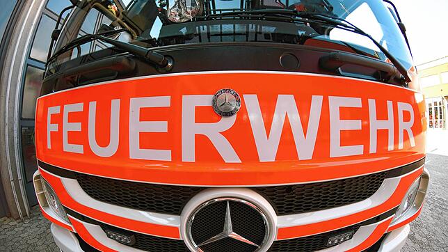 Ein Einsatzfahrzeug der Feuerwehr. (Symbolbild) In Lörrach hat ein Unbekannter in einer Schultoilette Feuer gelegt.