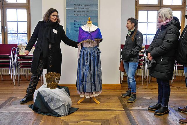Die Sonntagstracht der Frauen des 19. Jahrhunderts ist aufwendig gearbeitet. Der weiße Kragen und die links gebundene ...