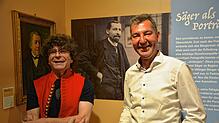 Verwandte unter sich – Klaus-Peter Hirt mit einem Ölporträt seines Ururgroßonkels Rudolf Säger – und mit Anselm Säger. Bild: Stefan Simon