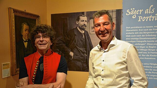Verwandte unter sich – Klaus-Peter Hirt mit einem Ölporträt seines Ururgroßonkels Rudolf Säger – und mit Anselm Säger. Bild: Stefan Simon