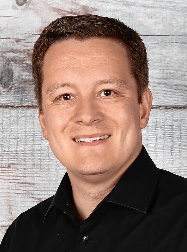 Und auch der evangelische Pfarrer Sebastian Degen schwingt die Karbatsche.